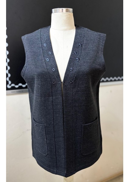 Özenli Triko Çelik Örgü Yaka Nakışlı Antrasit Anne Yelek Agraflı