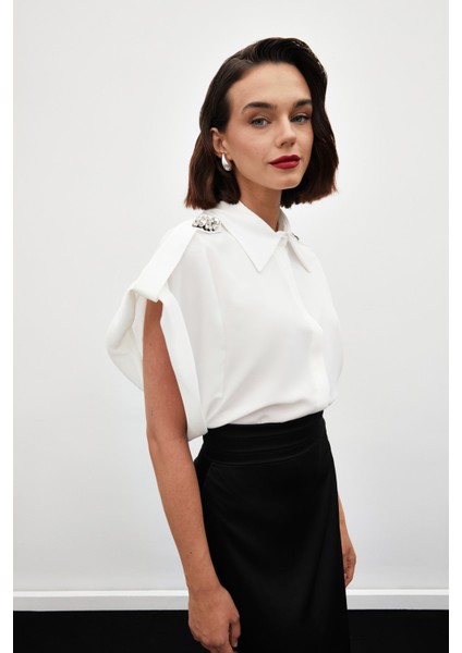Omuz Aksesuarlı Kısa Kol Gömlek - Ekru modelleri