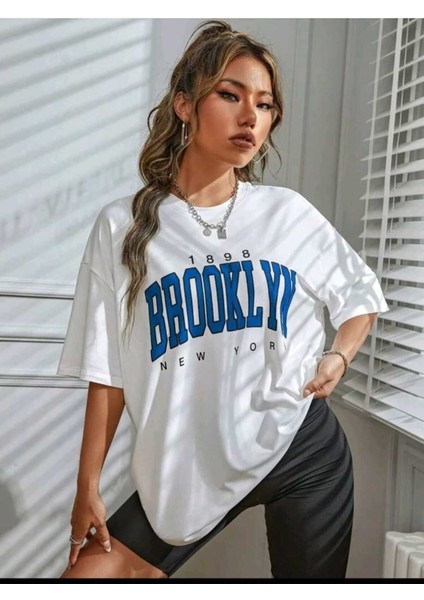 Kadın Brooklyn Baskılı Oversize Salaş Beyaz T-Shirt Ünisex Boyfirend modelleri