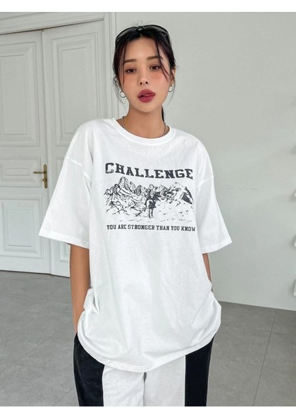 Beyaz Oversize T-Shirt Challenge Baskılı fırsatları