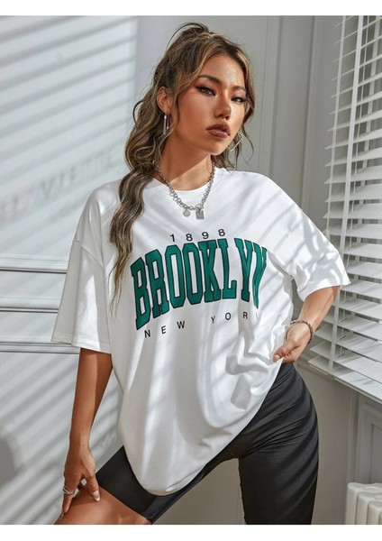 Beyaz Oversize T-Shirt Brooklyn Baskılı fiyatları
