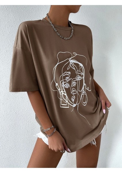 Çizgi Yüz Baskılı Kadın Oversize T-Shirt Salaş Boyfirend modelleri