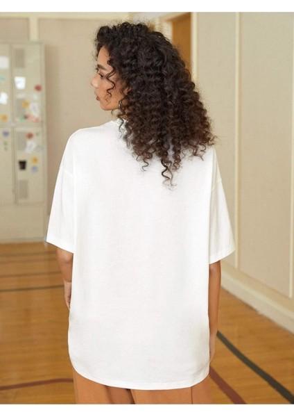 Beyaz Oversize T-Shirt Mountain Baskılı fırsatları