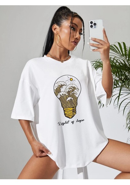 Beyaz Oversize T-Shirt Ampul Baskılı modelleri