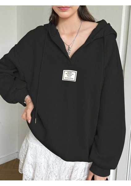 V-Yaka Kapüşonlu Basic Kol Baskılı Oversize Swetshirt