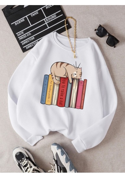 Kitaplar Üstünde Yatan Kedi Baskılı Bisiklet Yaka Ünisex Beyaz Oversize Sweatshirt