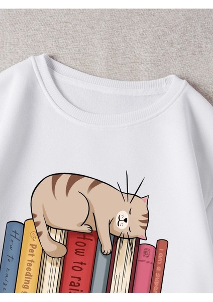 Kitaplar Üstünde Yatan Kedi Baskılı Bisiklet Yaka Ünisex Beyaz Oversize Sweatshirt fiyatları