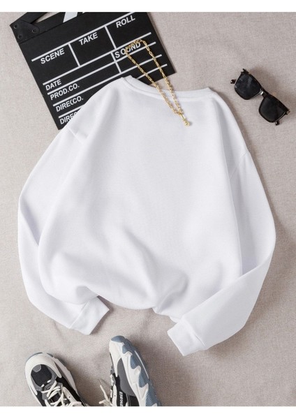 Kitaplar Üstünde Yatan Kedi Baskılı Bisiklet Yaka Ünisex Beyaz Oversize Sweatshirt modelleri