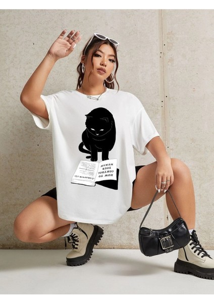 Beyaz Oversize T-Shirt Okuyan Kara Kedi Baskılı