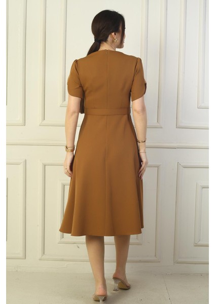 V Yaka Kol Detaylı Beli Kemerli Elbise fırsatları