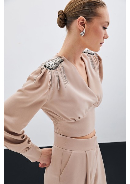 Omuz Aksesuarlı Kısa Bluz - Bej