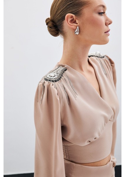 Omuz Aksesuarlı Kısa Bluz - Bej fırsatları