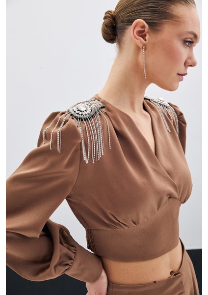 Omuz Aksesuarlı Kısa Bluz - Camel