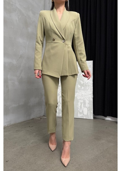 Kadın Ikili Blazer Ceket Pantolon Takım Pile ve Düğme Detaylı Boru Paça modelleri