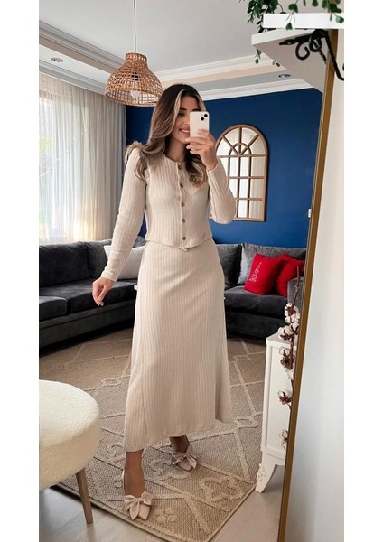 Kadın Uzun Kollu Önden Düğmeli Bluz ve Yüksek Bel A Kesim Uzun Etek Şardonlu Kaşkorse Ikili Takım