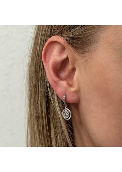 Gümüş Oval Taşlı Sallantılı Küpe fırsatları