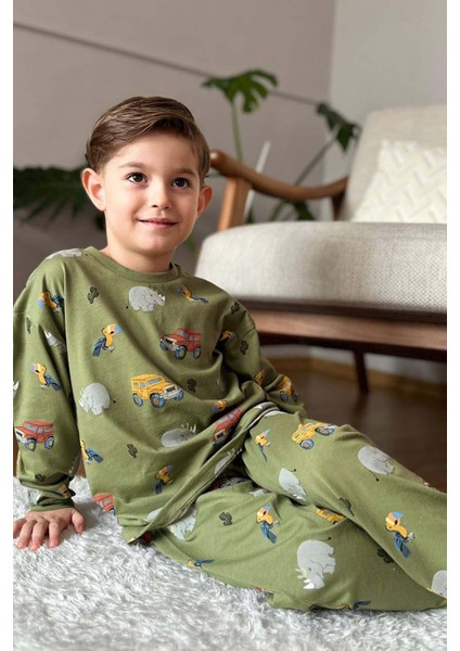 Erkek Çocuk Üzerinde Fil ve Papağan Digital Baskılı Yeşil Pijama Takımı
