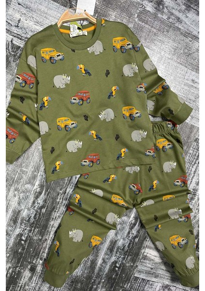 Erkek Çocuk Üzerinde Fil ve Papağan Digital Baskılı Yeşil Pijama Takımı