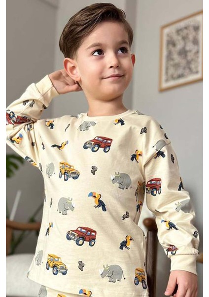 Erkek Çocuk Üzerinde Fil ve Papağan Digital Baskılı Krem Pijama Takımı