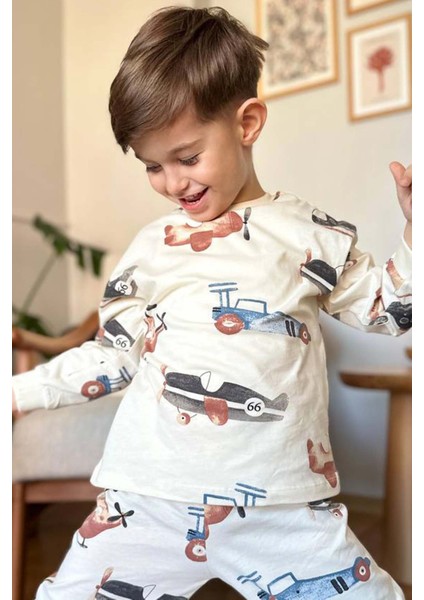 Erkek Çocuk Üzerinde Helikopter ve Araba Digital Baskılı Krem Pijama Takımı