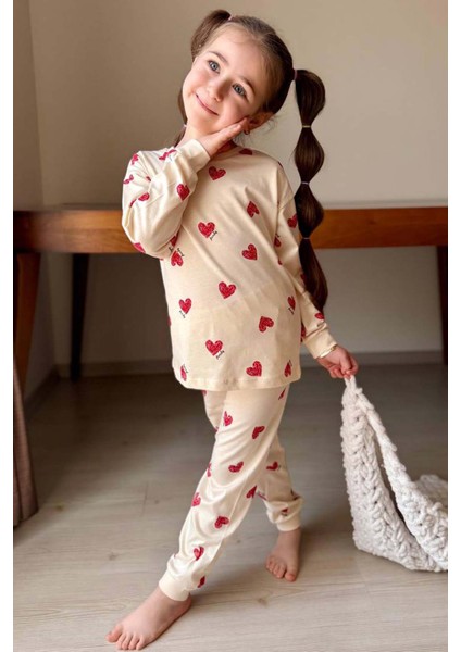 Kız Çocuk Küçük Sevimli Kalp Baskılı Krem Pijama Takımı