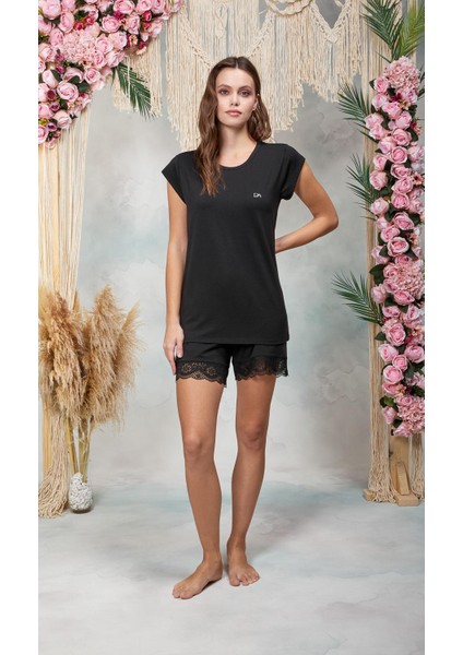 Kadın Siyah Dantel Detaylı Şort T-Shirt Pijama Takımı 25Y4065