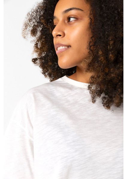 Dubious Handles Logo Beyaz Kırçıllı Kadın Crop Tshirt