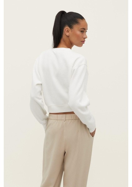 Ekru Pamuk Kadın Basic Crop Bisiklet Yaka Uzun Kollu Sweatshirt