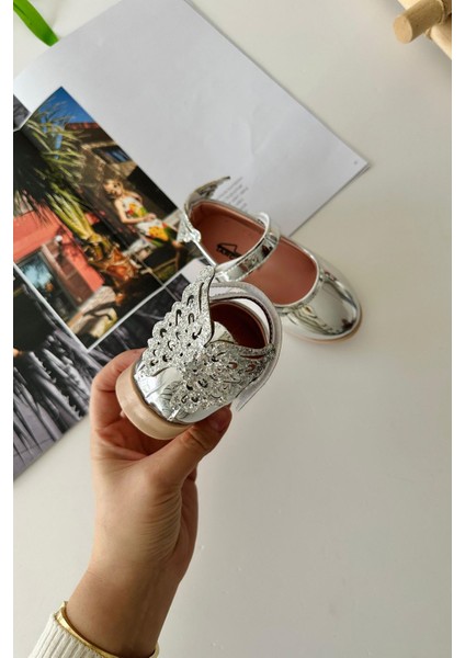 Arkası Kelebek Dataylı Ayna Kız çocuk babet - Gümüş fırsatları