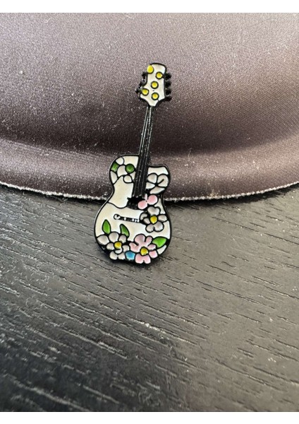 Desenli Çiçekli Gitar Beyaz Rozet Müzisyen Hediye