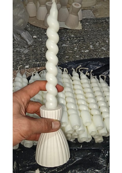 Bi Dünya Renk Burgu Mum 2 Li 21 cm ve Mumluk 2 Li Toplam 4 Parça Set beyaz fiyatları