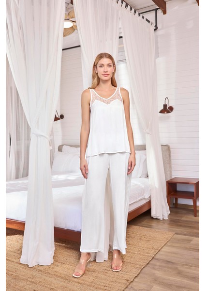 Kadın Dantelli ve Dekolteli Pijama Takımı 18661 fırsatları