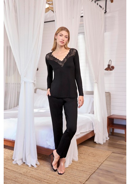 Kadın Uzun Kollu Dantelli ve Dekolteli Pijama Takımı 18617 fırsatları