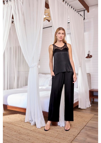 Kadın Dantelli ve Dekolteli Pijama Takımı 18614