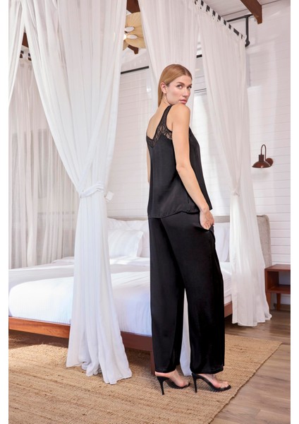 Kadın Dantelli ve Dekolteli Pijama Takımı 18614 indirimleri