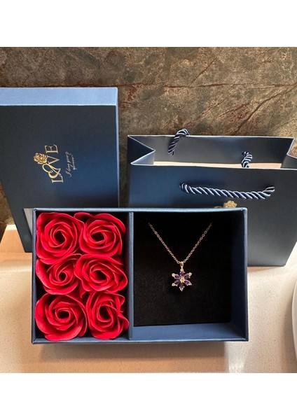Sevgililer Günü'ne Özel Kırmızı Gül ve Mücevher Kutusu Lotus Kolye Hediyeli
