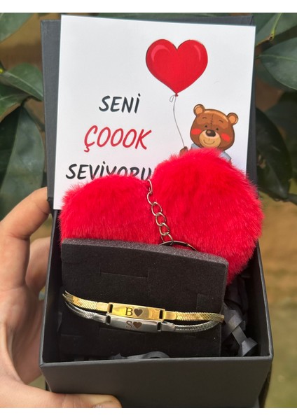 Sevgililer Günü Özel Hediye Kutusunda Harfli Çift Bileklik Kalp Peluş Anahtarlık Kalp Kutu Hediye fiyatları