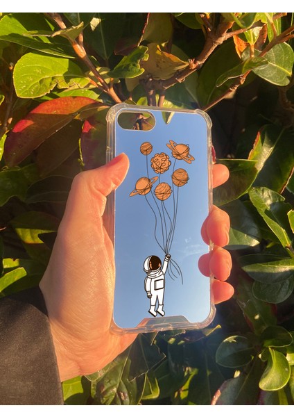 Apple iPhone Se 2022 Uyumlu Aynalı Astronot Desenli Darbe Kamera Korumalı Silikon Telefon Kılıfı