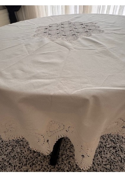 Baby Kety, El Yapımı Dantel Masa Örtüsü