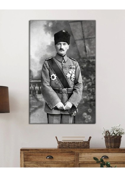 Üniformalı Siyah Beyaz Asker Atatürk Cam Tablo, Uv Baskılı ve Temperli, Hediyelik