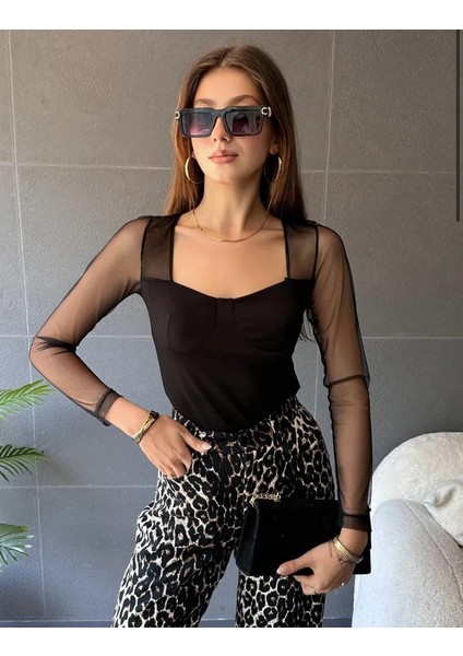 Kare Yaka Tül Detaylı Bluz