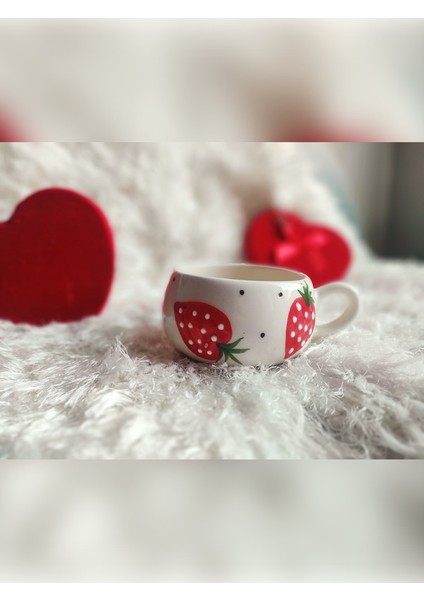 Kupa Bardak Çilek Desen Işlemeli