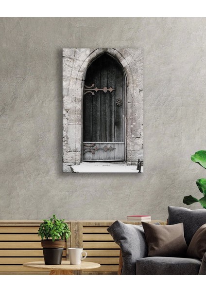 - Taş Duvarlar ve Demir Motifli Ahşap Kapı Görselli Dikey Cam Tablo