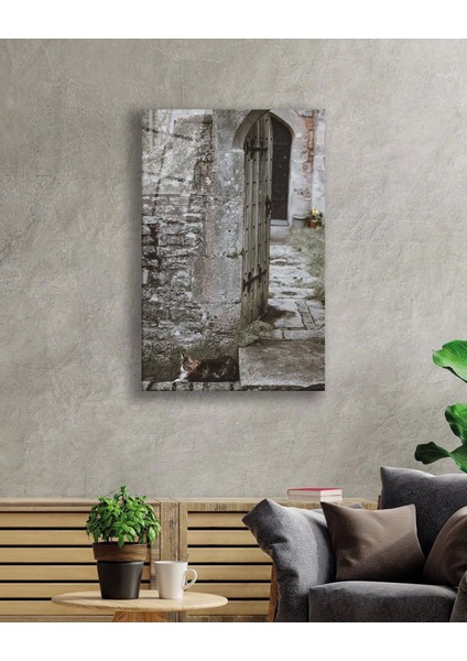 - Taş Duvarlar ve Ahşap Kapı Görselli Dikey Cam Tablo