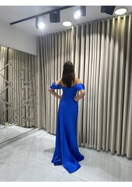 Saks Önden Yırtmaçlı Yakası Taş Detaylı Drapeli Saten Abiye Elbise EN5007