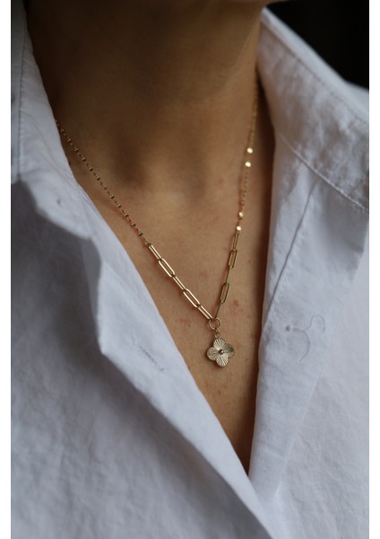 14 Ayar Altın Aynalı ve Ataç Zincirde Işıltılı Yonca Kolye fiyatları