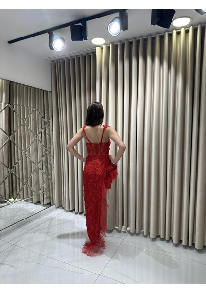 Kırmızı Balık Model Yırtmaç Detaylı Askısı Taş Detaylı Hareketli Abiye Elbise EN5253 indirimleri