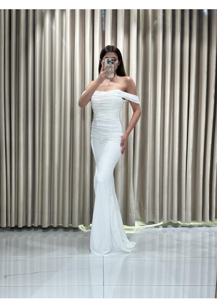 Beyaz Pul Payetli Önü Yırtmaçlı Önü Drapeli Uzun Abiye Elbise GS7490 fiyatları