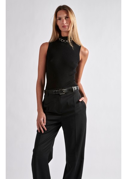 Aksesuarlı Yarım Balıkçı Yaka Kolsuz Siyah Kazak