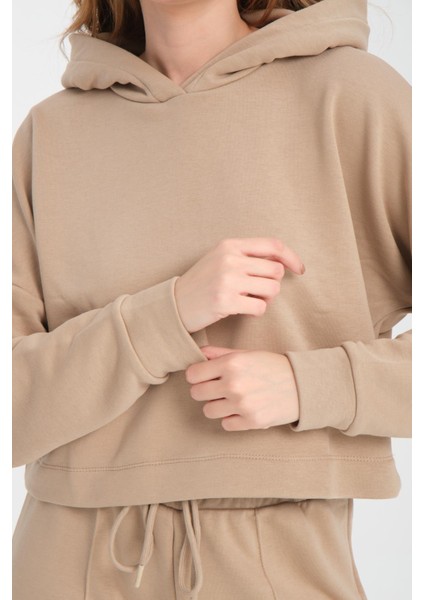 Kadın Kapüşonlu Siyah Crop Sweatshirt ve Pantolon Takımı - Modern ve Kullanışlı Günlük Stil